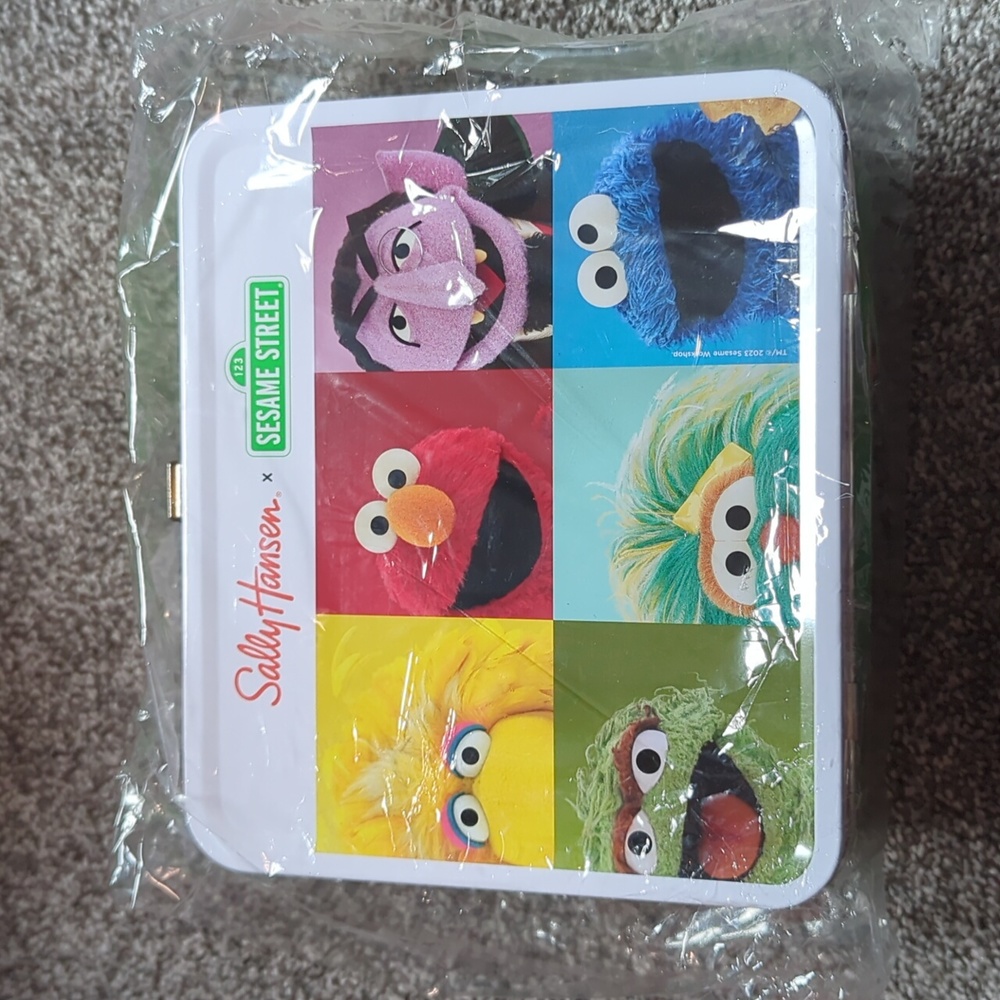 Sally Hansen x Sesame Street Tin lunch box NWT